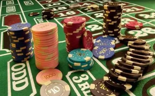 Real-time hand history and chip stacks